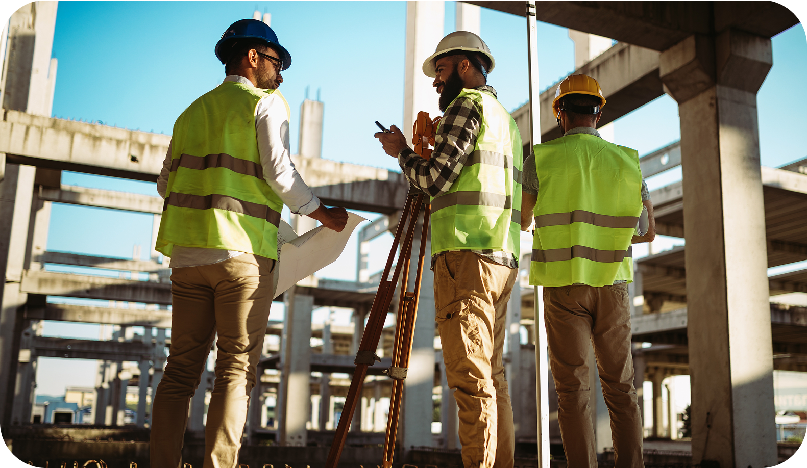 Profesionales de la construcción en obra revisando el proyecto