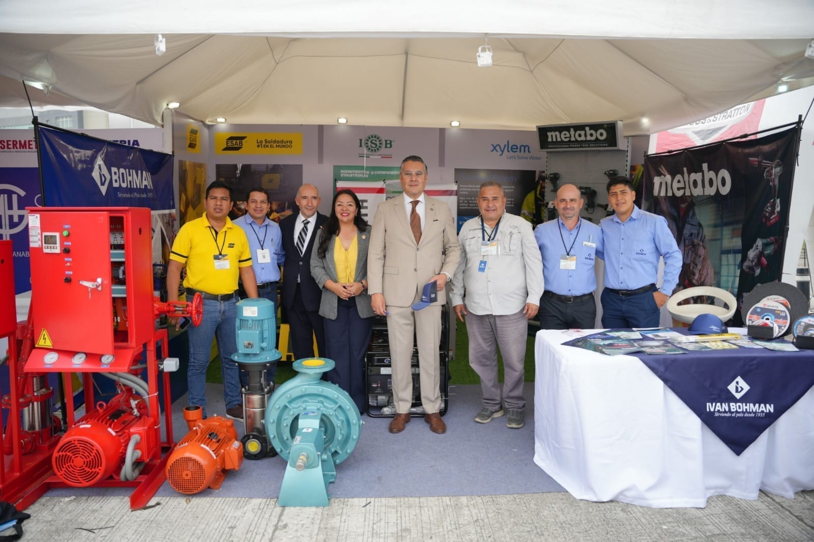 Expositores y maquinaria en stand de EXPO MAQSER