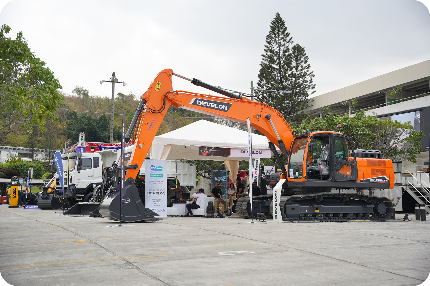 Profesionales del sector en obra con equipo de seguridad
