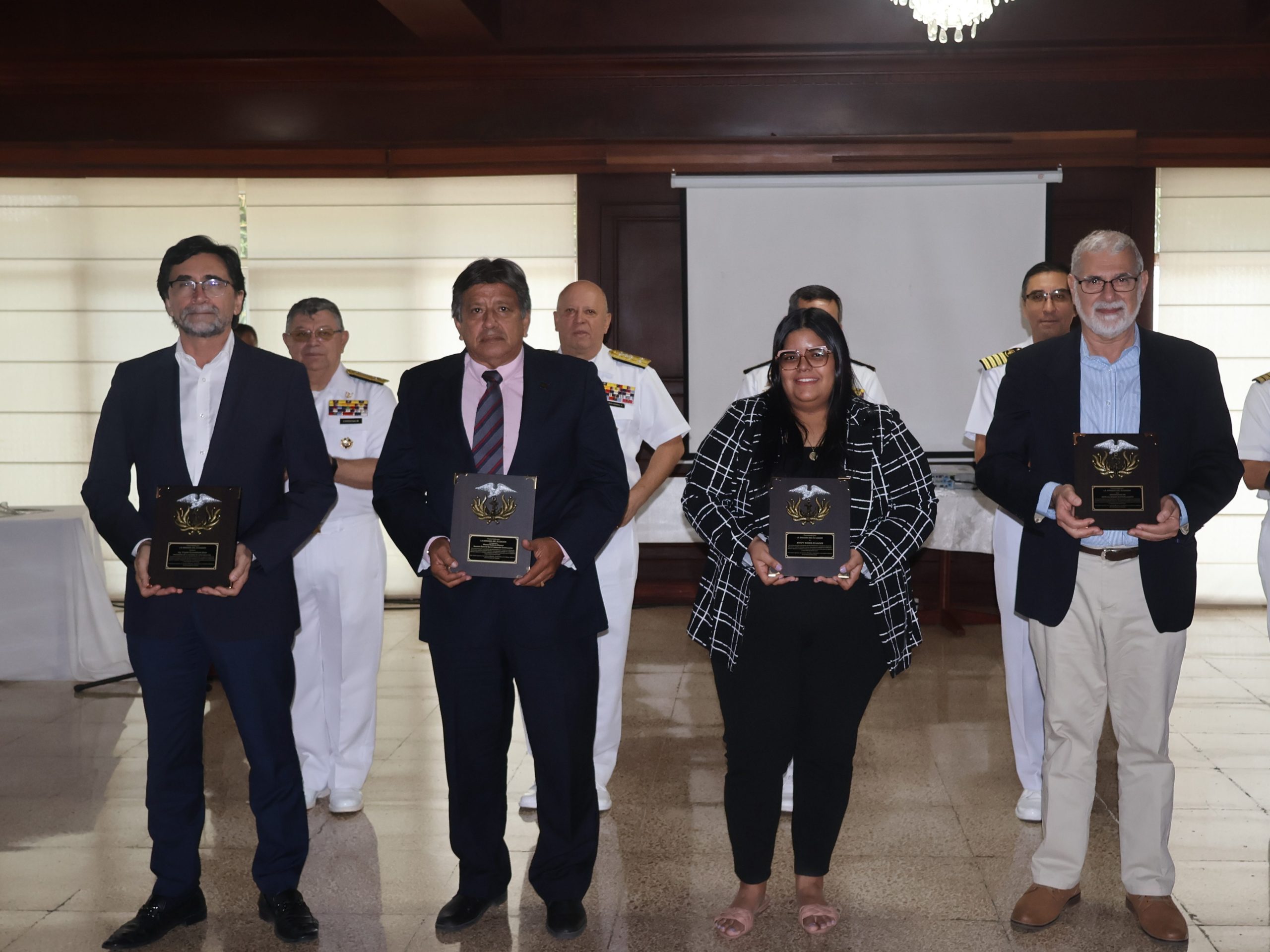 Cámara de Construcción de Guayaquil recibe reconocimiento de las Fuerzas Armadas